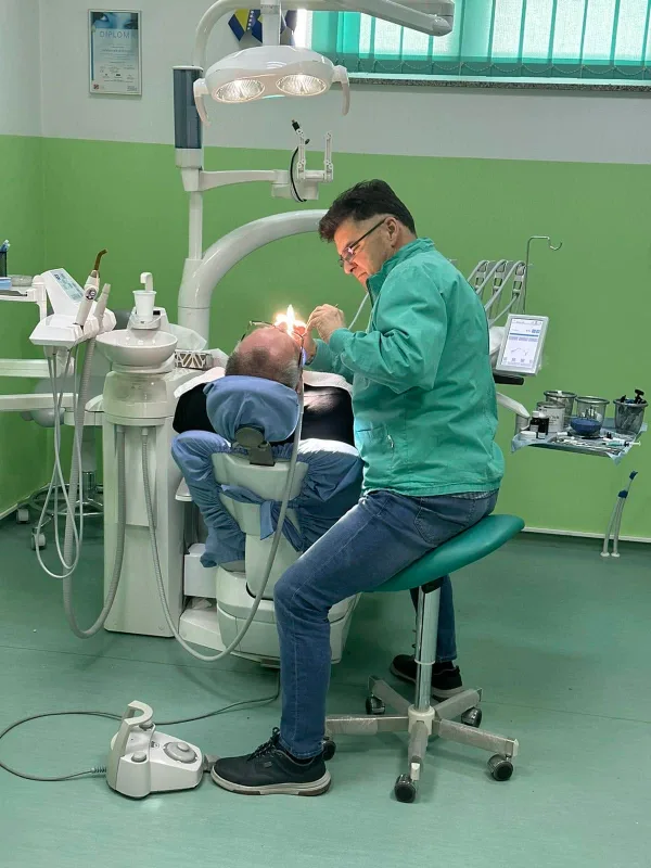 Doktor uz pacijenta u ordinaciji u Cazinu