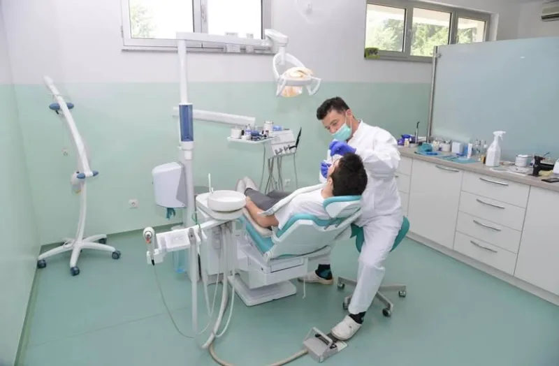 Ordinacija u Cazinu: stomatološka stolica i doktor uz pacijenta